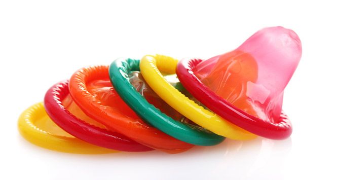 Dùng bao cao su có giảm khoái cảm không? Sự thật và cách tăng khoái cảm tối đa 2026