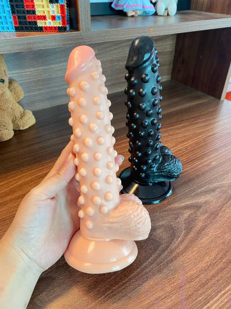 Dương vật giả gắn tường gai nổi đế hút siêu mềm có bìu size khủng