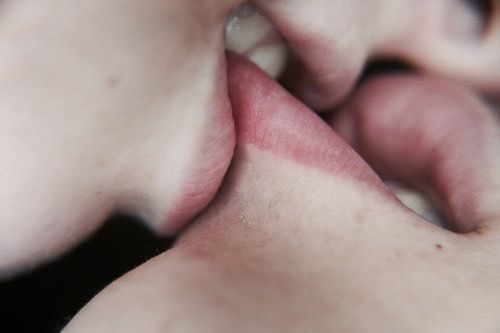 Nâng cấp nụ hôn kiểu Pháp – Bí kíp quyến rũ đưa cuộc yêu lên đỉnh