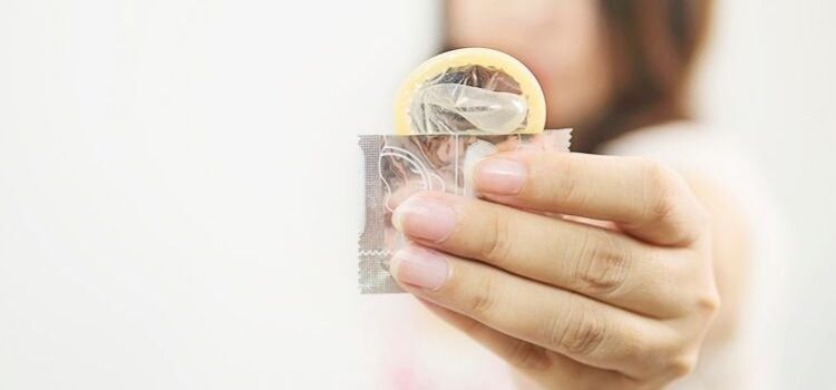 Ngậm bao cao su khi quan hệ: Cảnh báo rủi ro ẩn sau sự táo bạo