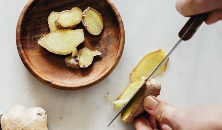 Bật Mí Công Dụng Của Gừng Trong Chuyện Yêu: Ngậm Gừng Có Thật Sự Kéo Dài Thời Gian Quan Hệ?