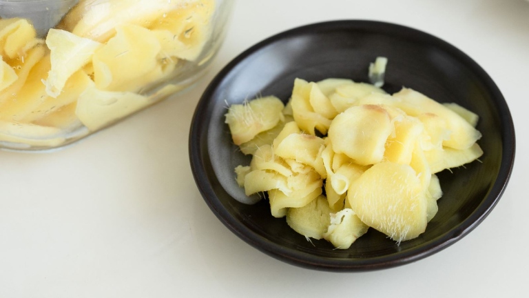 Bật Mí Công Dụng Của Gừng Trong Chuyện Yêu: Ngậm Gừng Có Thật Sự Kéo Dài Thời Gian Quan Hệ?