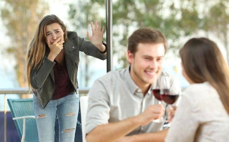 Chồng Ngoại Tình Có Biểu Hiện Gì? Những Dấu Hiệu Đáng Ngờ Không Nên Bỏ Qua