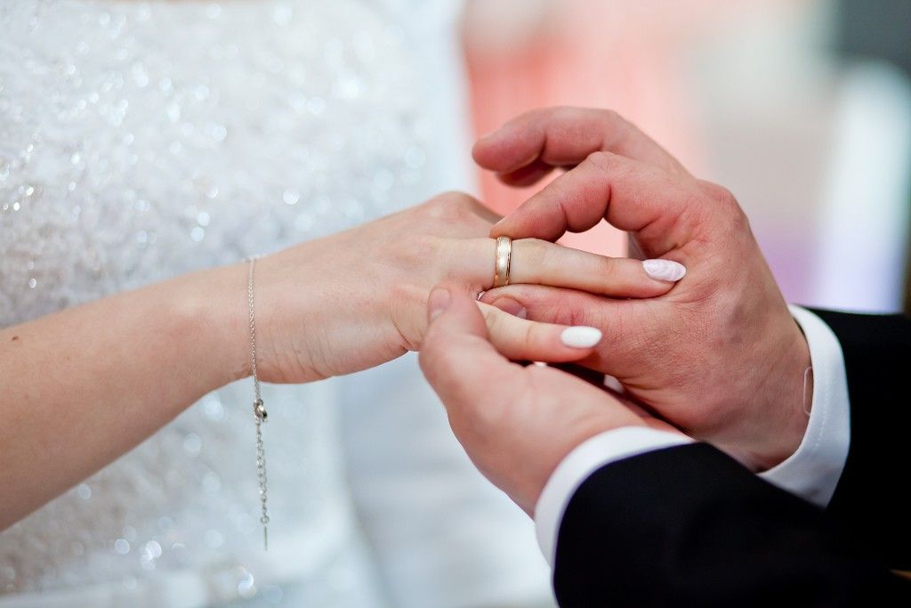 Nhẫn đính hôn khác gì nhẫn cưới? Tìm hiểu ngay để không nhầm lẫn khi chọn trang sức cưới