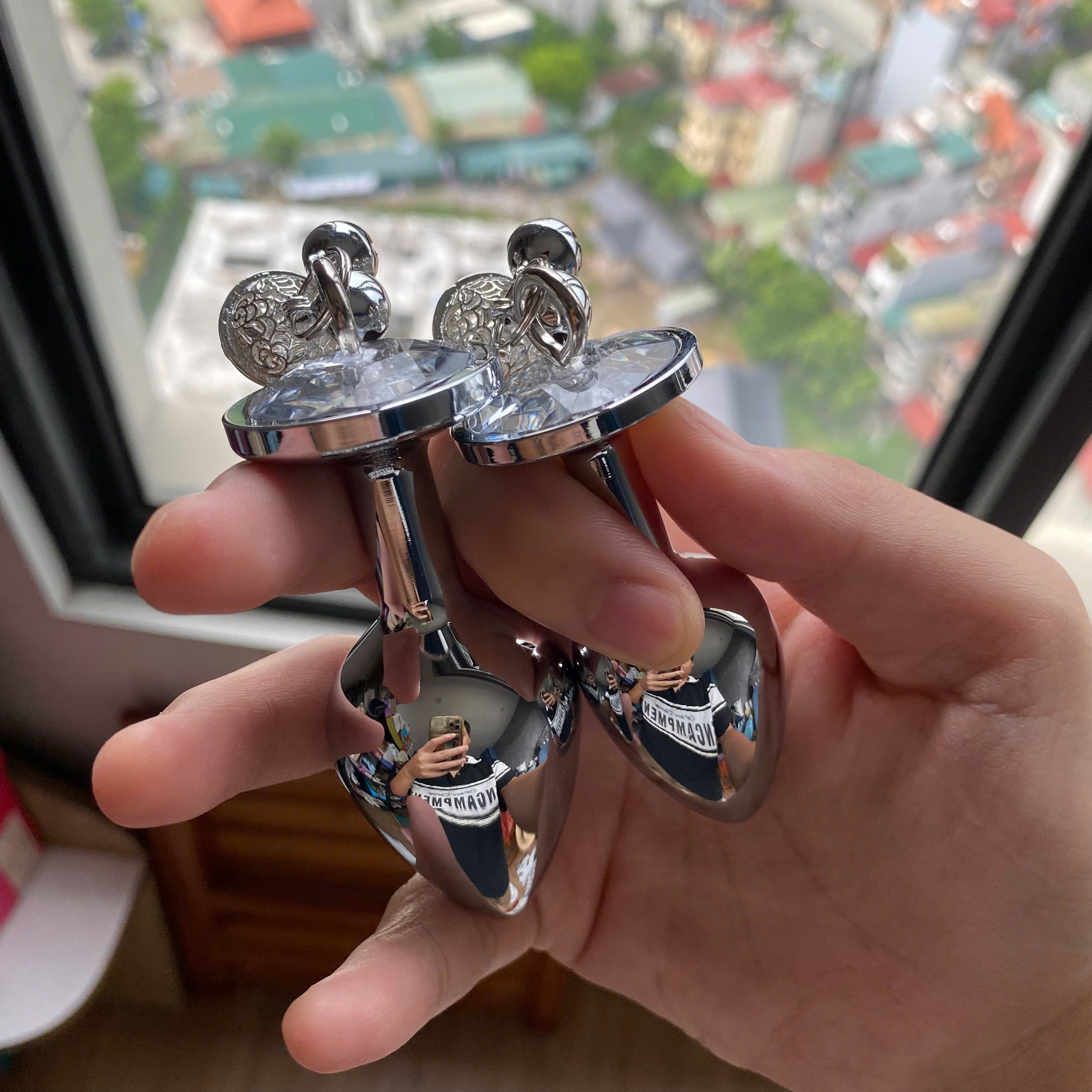 Nút bịt hậu môn kim loại kèm chuông trang trí đính đá bling bling