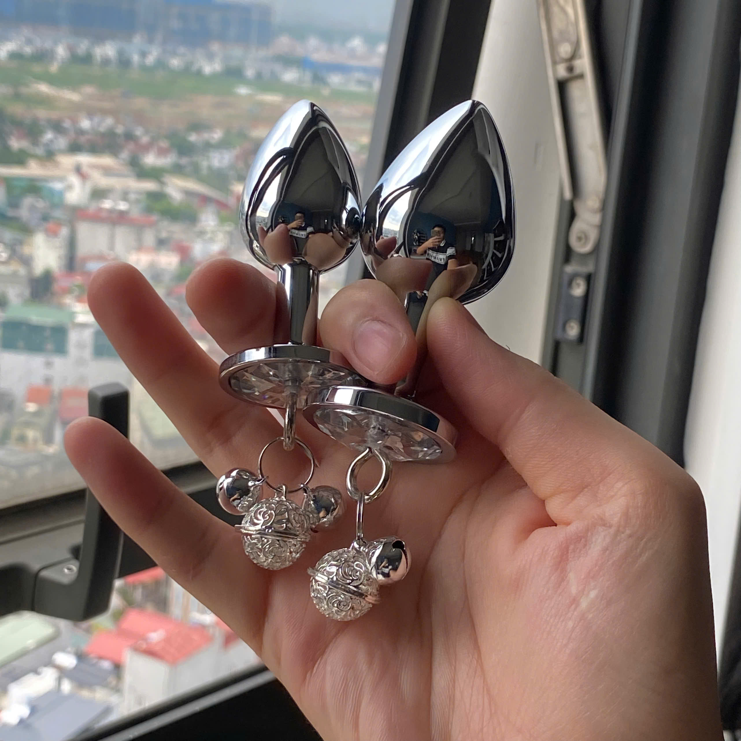 Nút bịt hậu môn kim loại kèm chuông trang trí đính đá bling bling