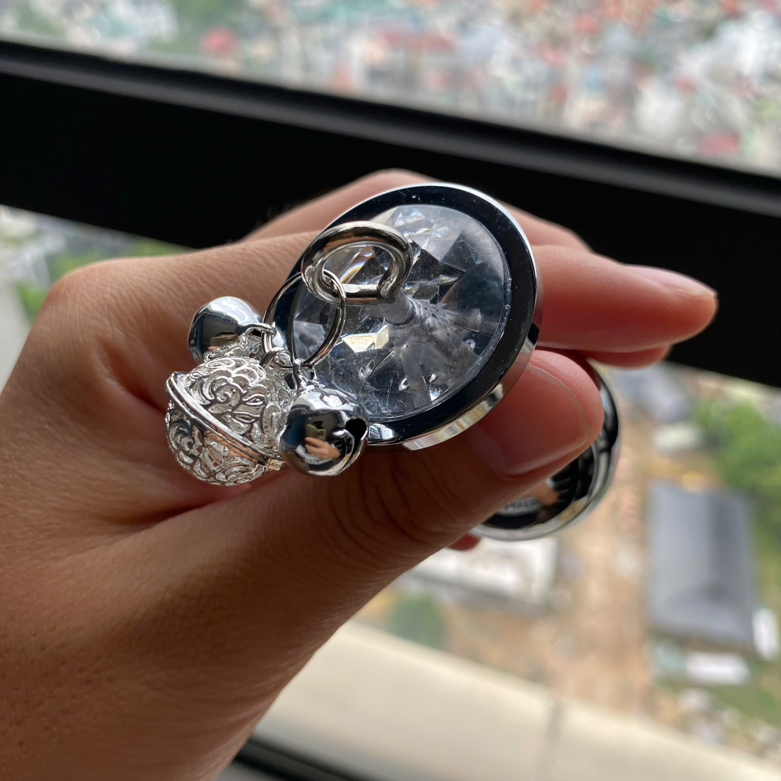 Nút bịt hậu môn kim loại kèm chuông trang trí đính đá bling bling