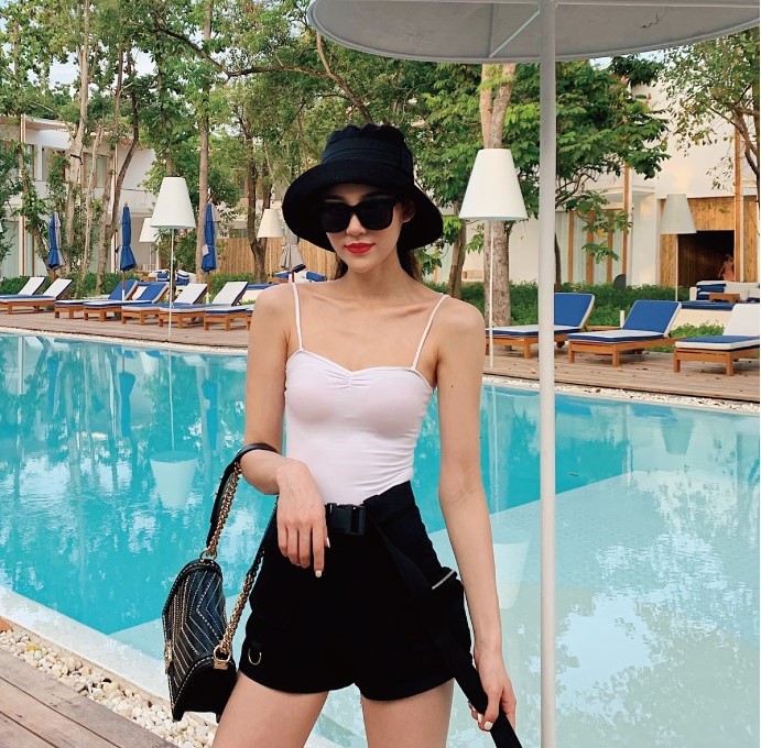 Bodysuit 2 dây trơn dễ phối đồ