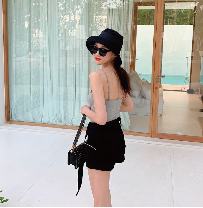 Bodysuit 2 dây trơn dễ phối đồ