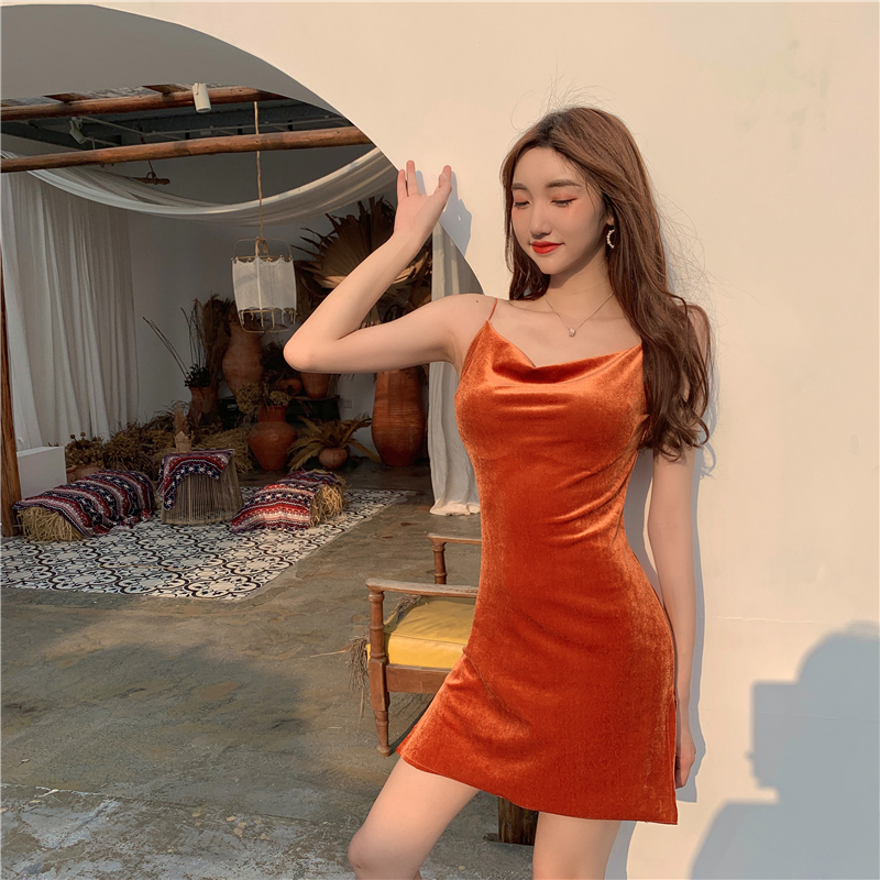 Váy nhung trơn 2 dây hở lưng