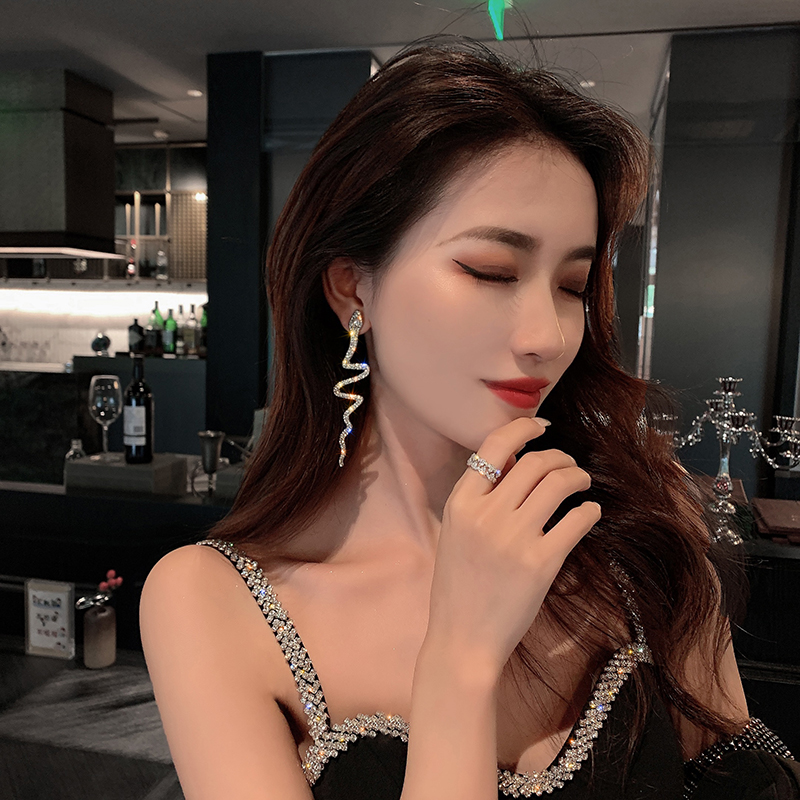 Khuyên tai rắn quyền lực