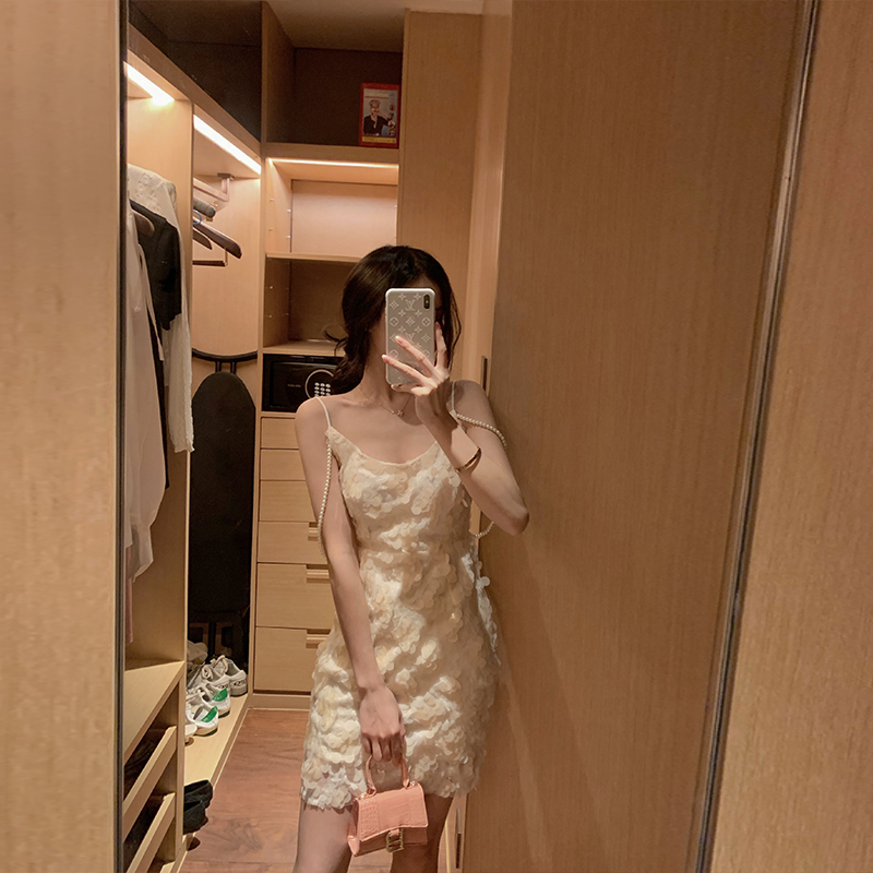 Váy body 2 dây ngọc trai xếp li tròn