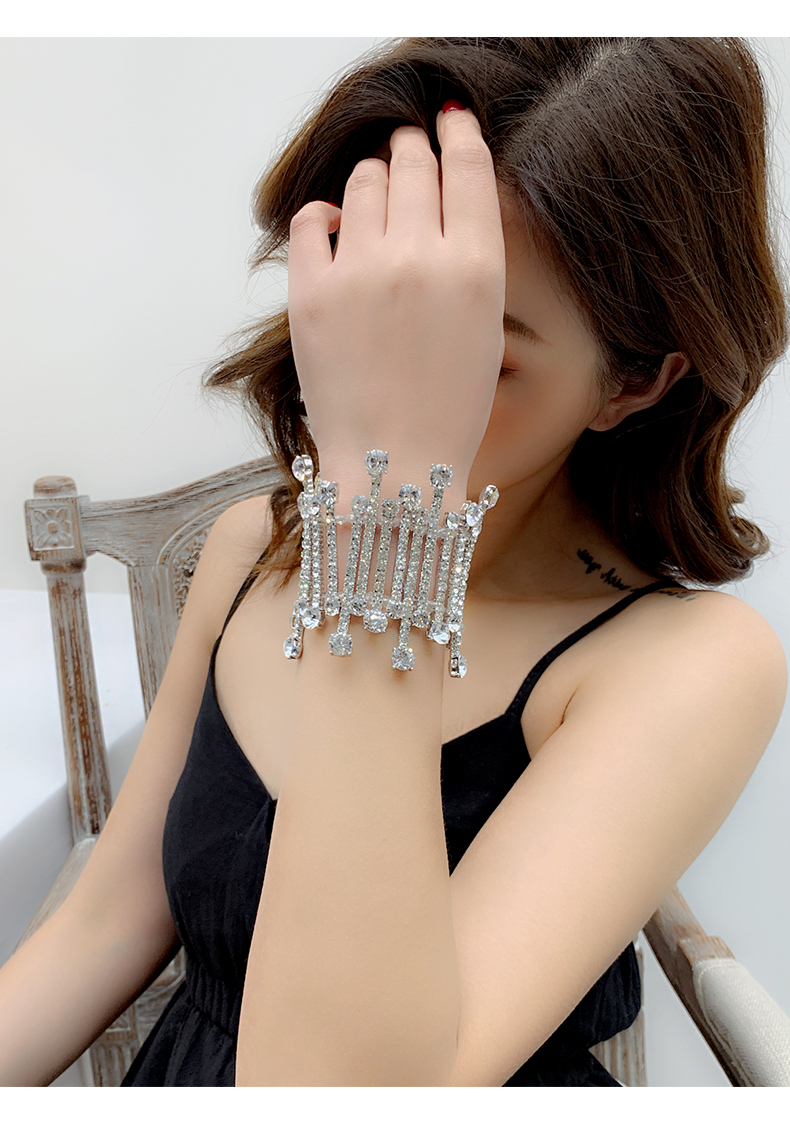 Vòng tay đính đá vương miện