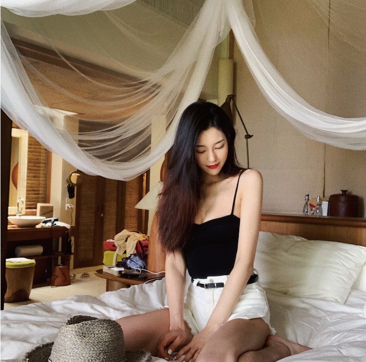 Bodysuit 2 dây trơn dễ phối đồ