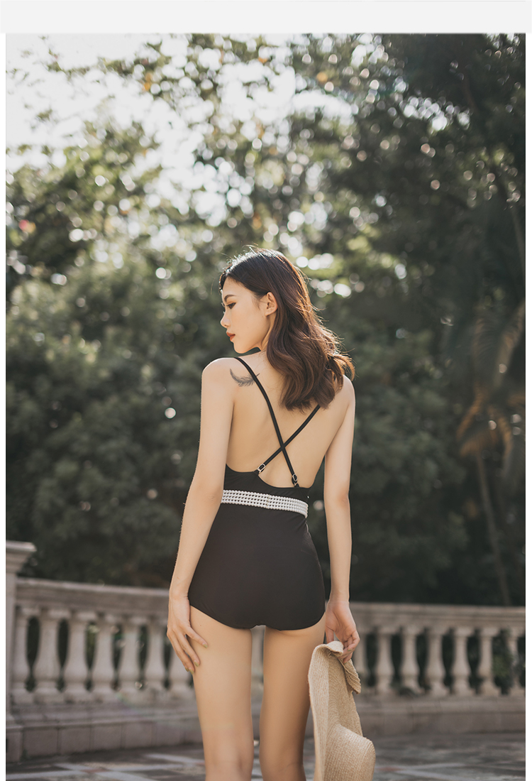 Bikini 1 mảnh có đai ngọc trai