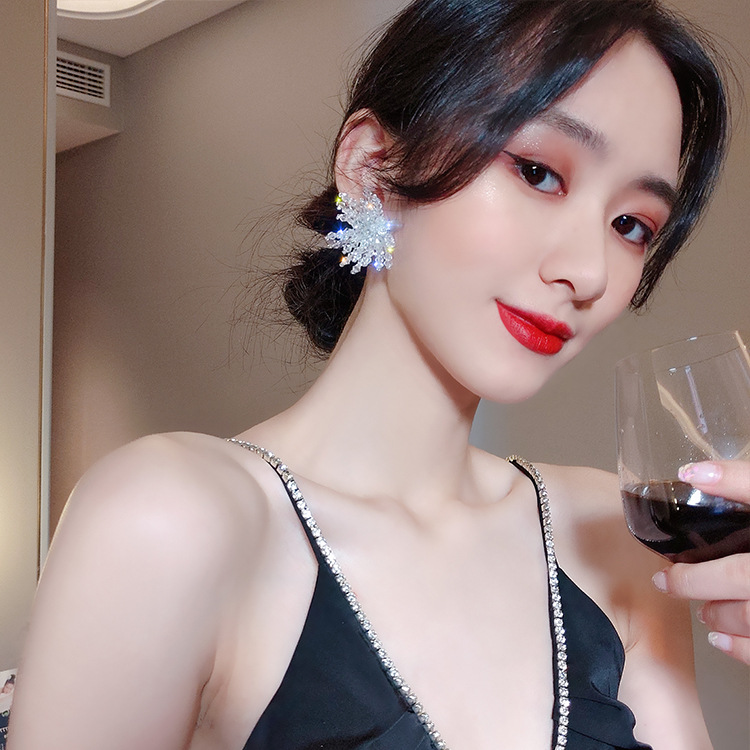 Khuyên tai pha lê bông tuyết