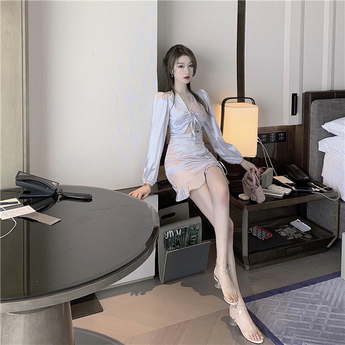 Váy lụa bóng dài tay túm