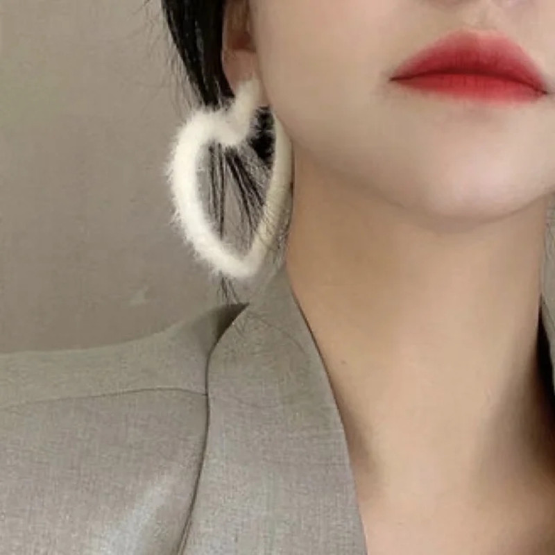 Khuyên tai nữ trái tim len