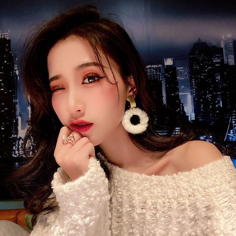 Bông tai tròn lông tơi trắng