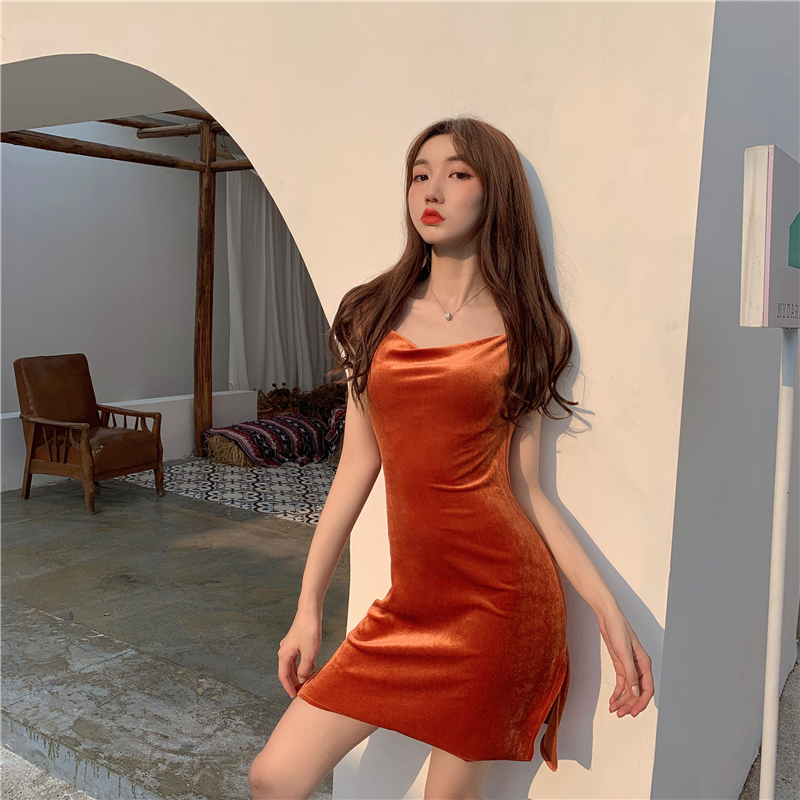 Váy nhung trơn 2 dây hở lưng