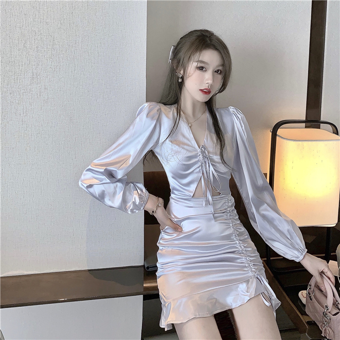 Váy lụa bóng dài tay túm