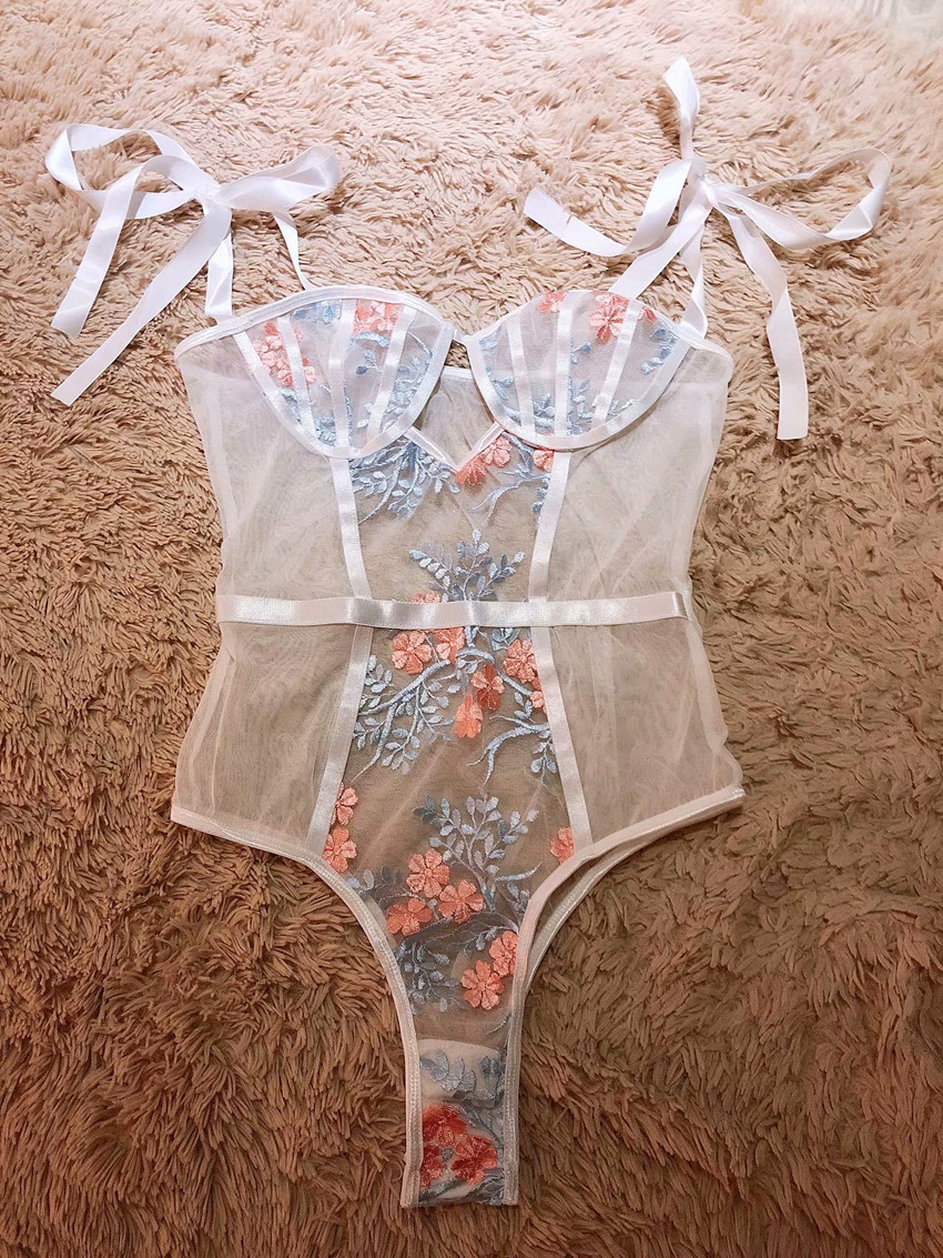 Bodysuit thêu hoa khoét ngực