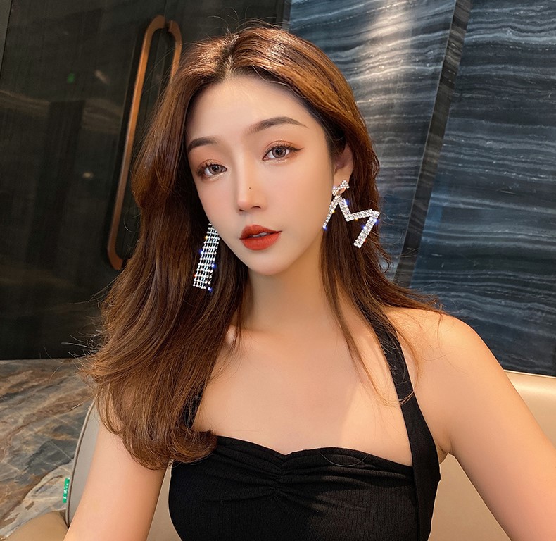 Khuyên tai nữ chữ M bạc