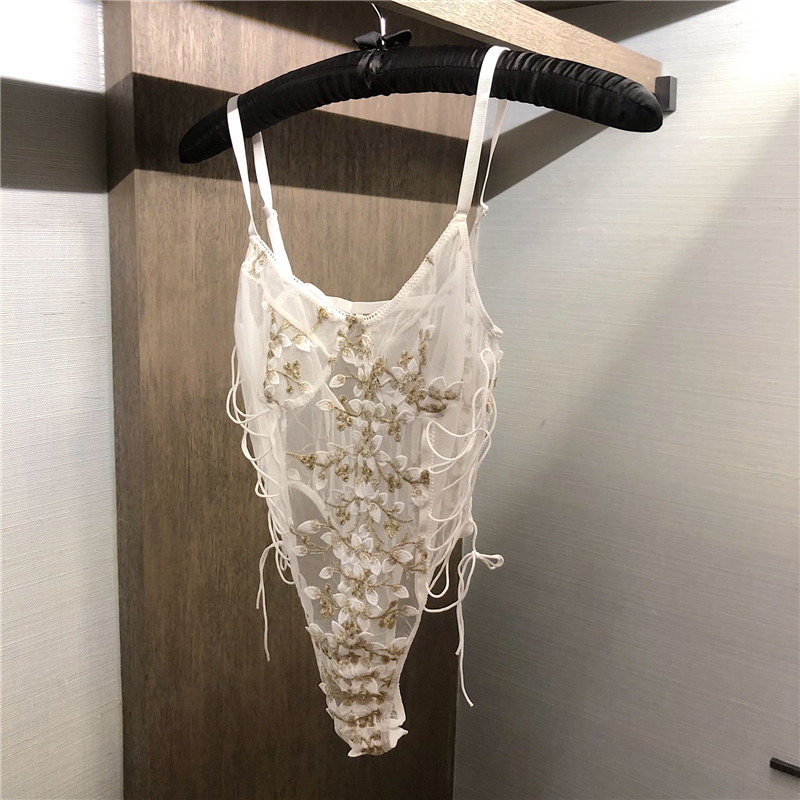 Bodysuit thêu hoa trắng