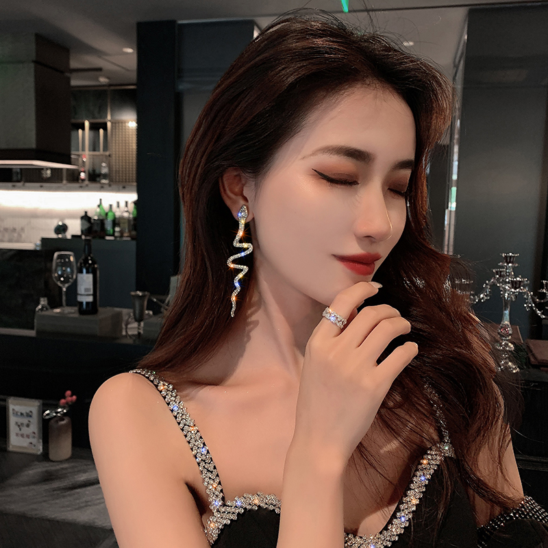 Khuyên tai rắn quyền lực