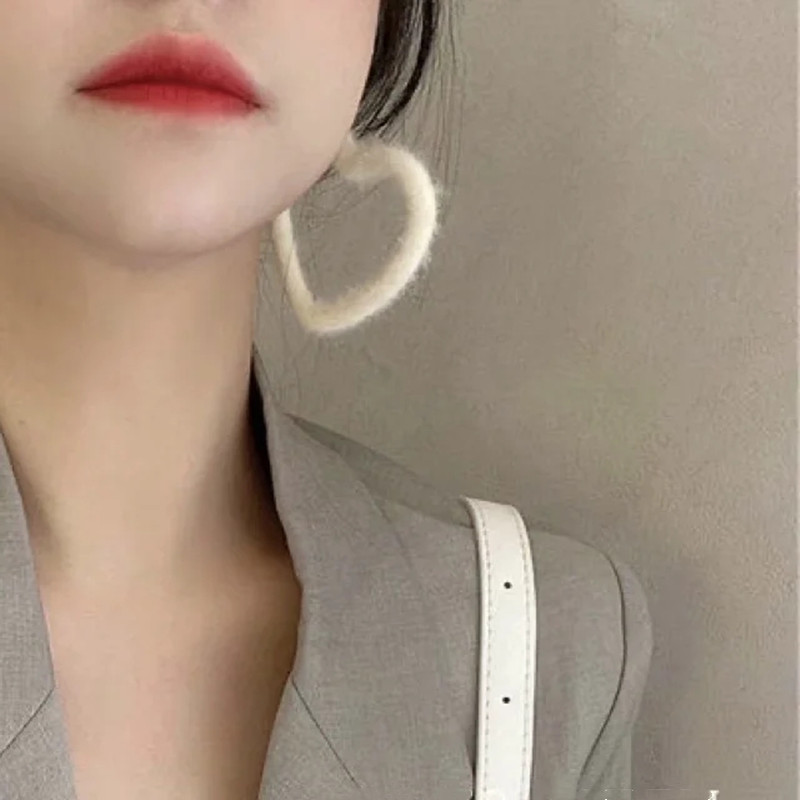 Khuyên tai nữ trái tim len