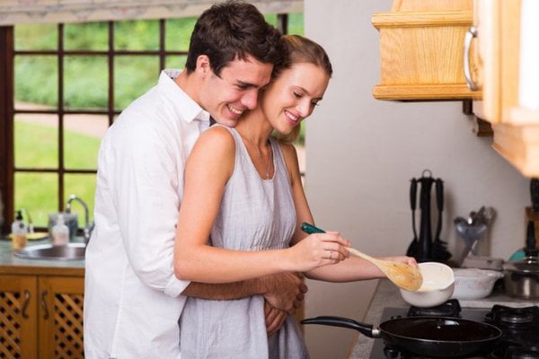 Kỹ thuật làm tình trong bếp – Bí quyết biến gian bếp thành chốn yêu nóng bỏng