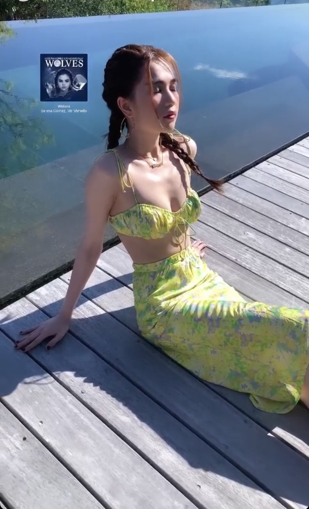 Bikini 2 mảnh Ngọc Trinh kèm váy
