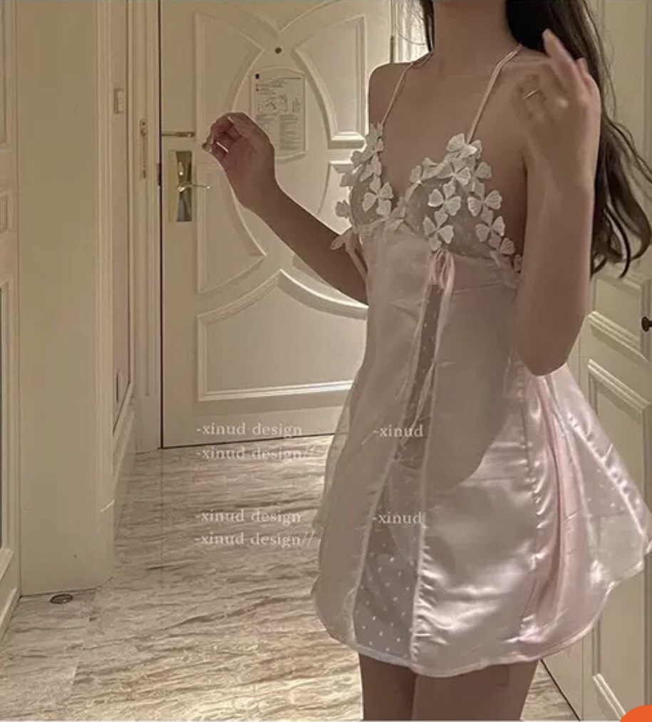 Váy ngủ lụa ngực ren hoa xuyên thấu hồng xanh