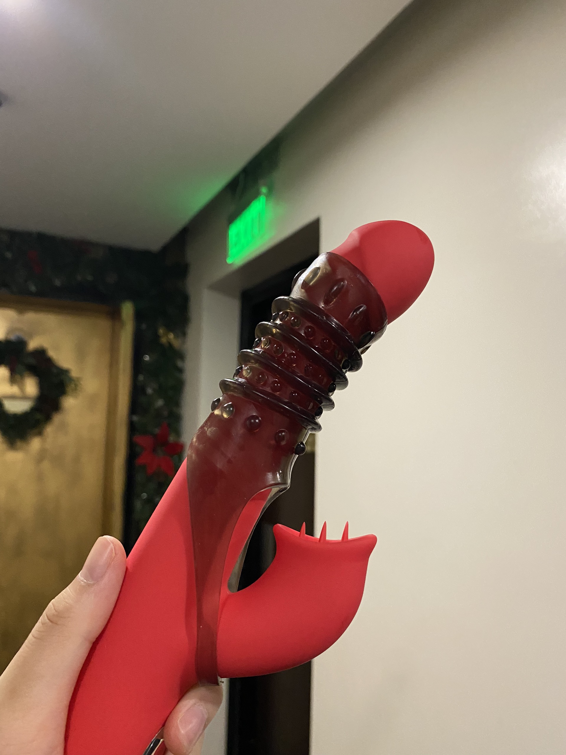 Bao cao su đôn dên khúc giữa có quai đeo cậu nhỏ