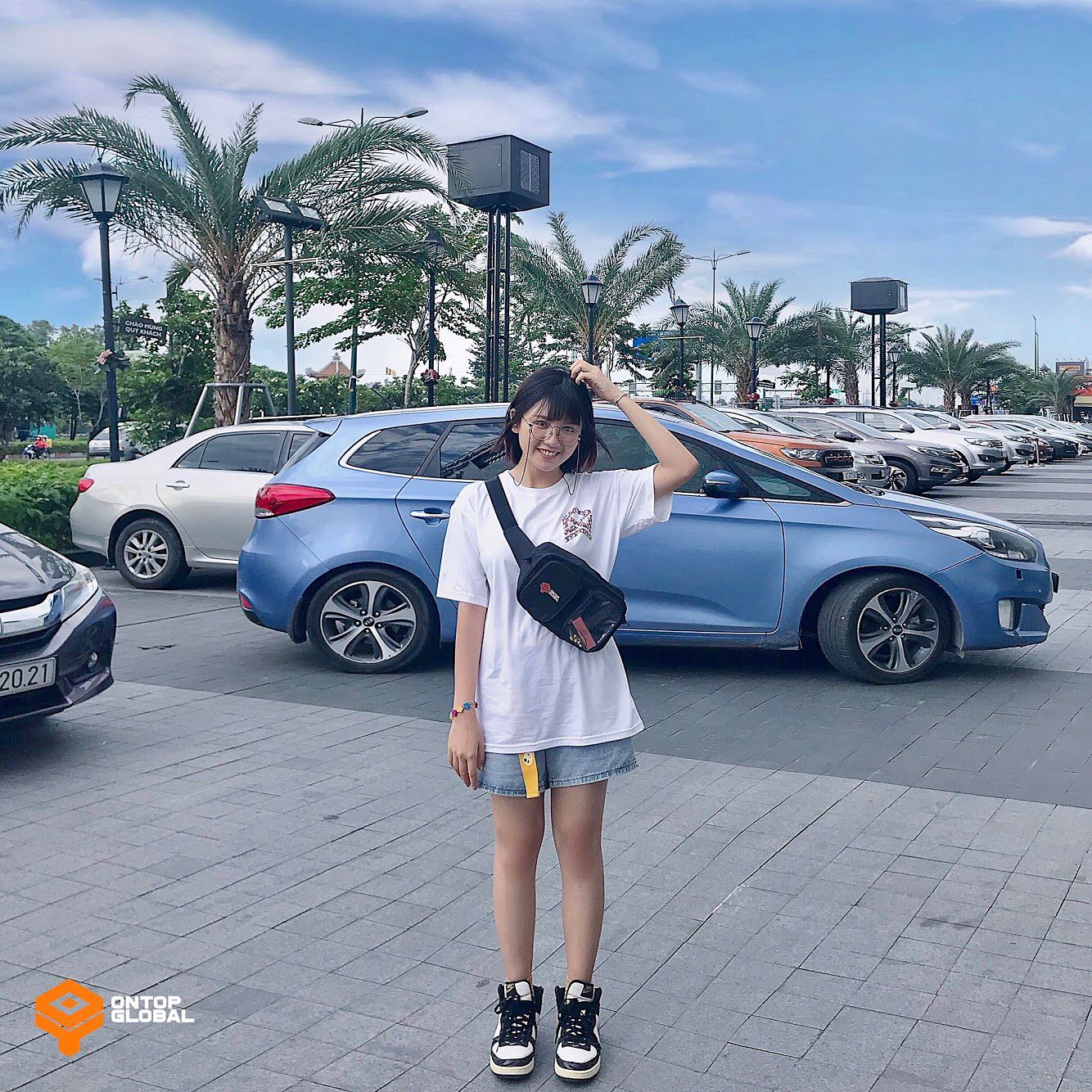 Nổi bật outfit với Túi đeo chéo của local brand ONTOP.