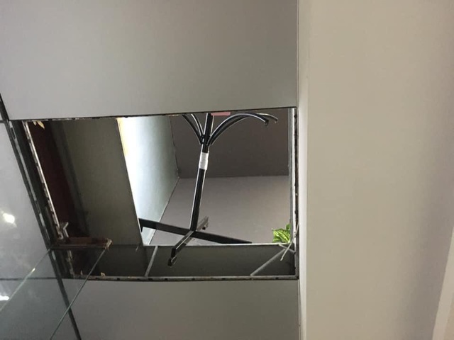 Đang ngồi làm việc, giám đốc và nhân viên rơi từ tầng 2 xuống sảnh chung cư