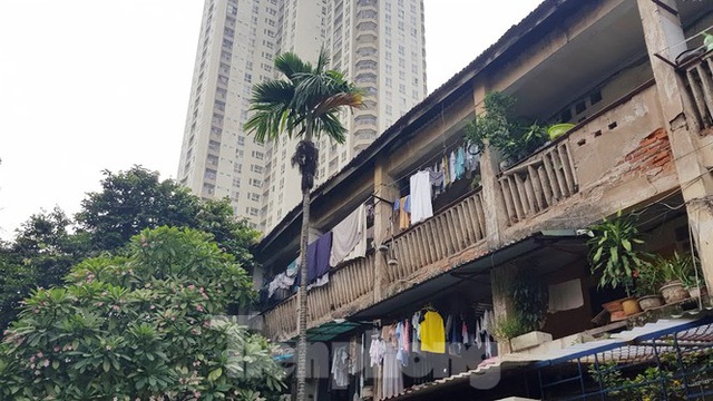 Bên trong khu tập thể xập xệ, dột nát giữa Thủ đô