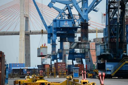 Việt Nam vượt mặt Trung Quốc về tốc độ tăng trưởng kinh tế