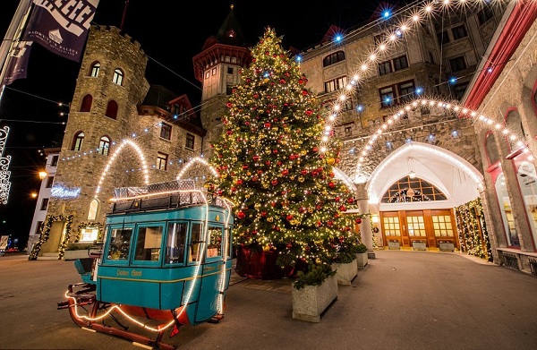 100+ Mẫu trang trí cây thông Noel đẹp mắt và ấn tượng cho tòa nhà – công trình