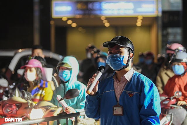 Phong tỏa tạm thời toà chung cư nơi nữ nhân viên ngân hàng mắc Covid-19 sinh sống, yêu cầu người dân khai báo y tế ngay lối ra vào