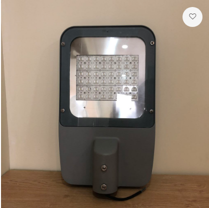 Cơ sở giacongdenled.com cung cấp nhiều thiết bị chiếu sáng phục vụ các môi trường khác nhau. Chính vì vậy, chúng tôi luôn nghiên cứu tỉ mỉ và đưa ra phương án phù hợp cho từng khu vực. Trong đó, chỉ số IP và chỉ số IK là những giá trị được đặc biệt quan tâm. Vấn đề này sẽ được phân tích cụ thể hơn qua bài viết dưới đây! Chỉ số IK và chỉ số IP - những thông số quan trọng của thiết bị chiếu sáng  Như các bạn đều biết, nếu mạch điện bị nước xâm nhập thì nguy cơ chập cháy là rất cao. Trong khi đó, bụi bẩn là nguyên nhân gây nóng động cơ. Bởi vậy, các thiết bị chiếu sáng cần có kết cấu khép kín để ngăn chặn những nguy cơ nêu trên. Chỉ số IP được Ủy ban Kỹ thuật Điện Quốc tế đề ra để giải quyết vấn đề này. Ở đây, IP được viết đầy đủ là Ingress Protection.  Chỉ số bảo vệ bao gồm hai con số. Trong đó, chữ số thứ nhất đại diện cho khả năng chống lại sự tấn công của các hạt hay vật thể có đường kính nhất định.  Chữ số này có các định mức từ 0 đến 6. 