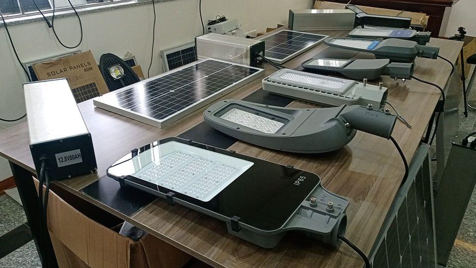 Đèn đường năng lượng mặt trời công suất 120W Battery 100AH Panel 120W * 2 tấm
