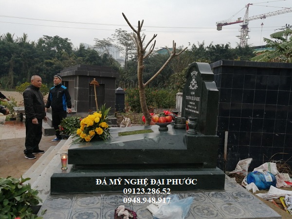 Hình ảnh nhìn từ phía bên hông ngôi mộ