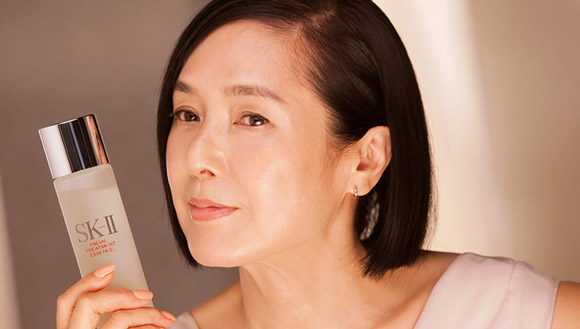 Sở hữu làn da trắng sáng, mịn màng dù đang ở độ tuổi 60 của Kaori Momoi
