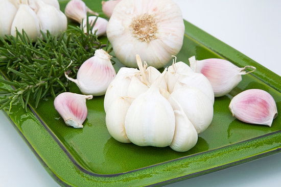 Tỏi giúp tái dựng lại những collagen bị tổn hại