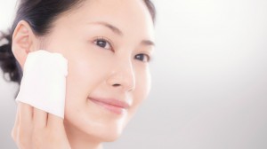 Hãy duy trì thói quen tẩy trang trước khi đi ngủ
