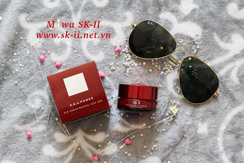 Sự phức hợp trong công thức giữa công nghệ Radial New Age Complex, Palmitoy Pentapeptide và Cholelleragen với tinh chất Pitera đậm đặc quen thuộc. Sự kết hợp này sẽ kích hoạt một chuỗi phản ứng tái tạo da từ bên trong tại ba vùng trọng tâm quanh mắt.