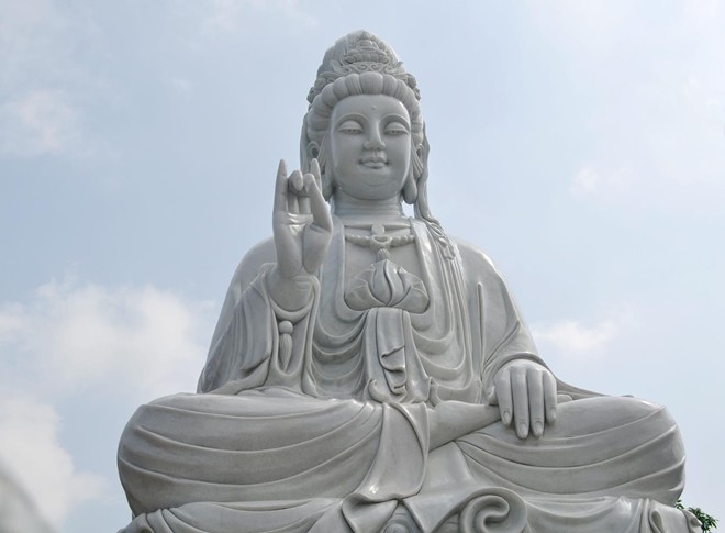 10-mau-tuong-phat-ba-quan-am-ngoi-dai-sen-bang-da-trang-cam-thach