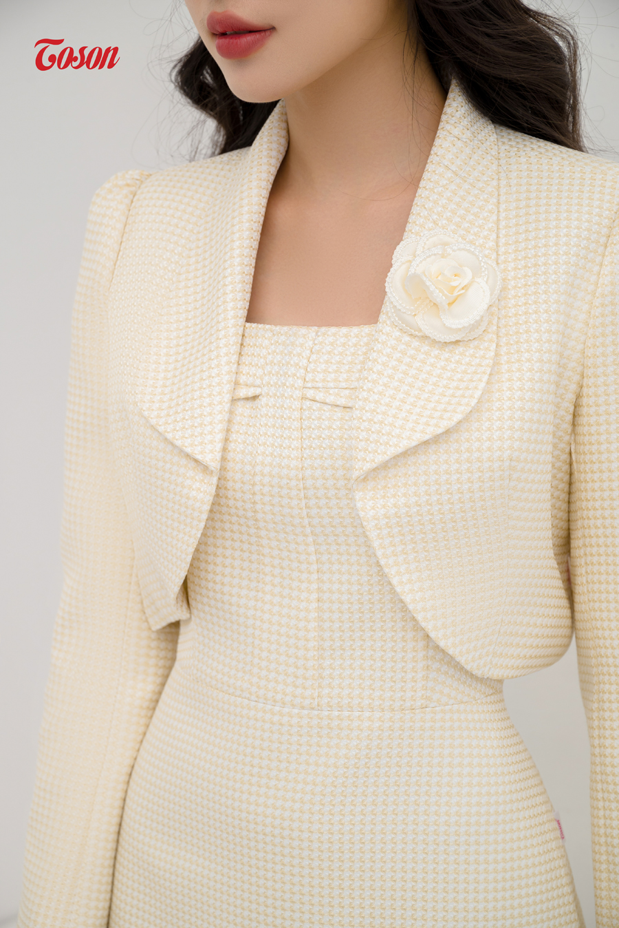 B8487W82 - Bộ Text trắng: Áo vest lửng, đính hoa + Đầm xòe (Limitted)..  Thời trang nữ Toson