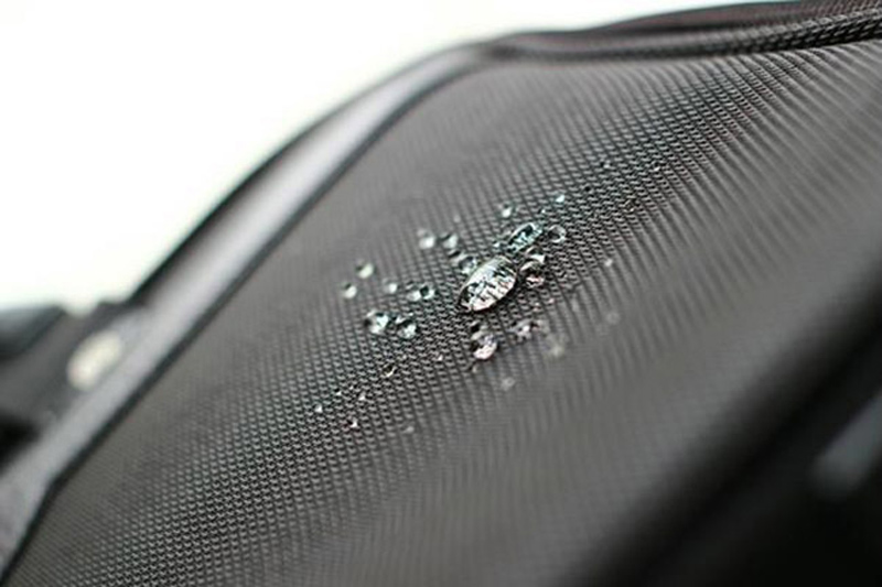 Tránh để vali trong tình trạng ẩm ướt